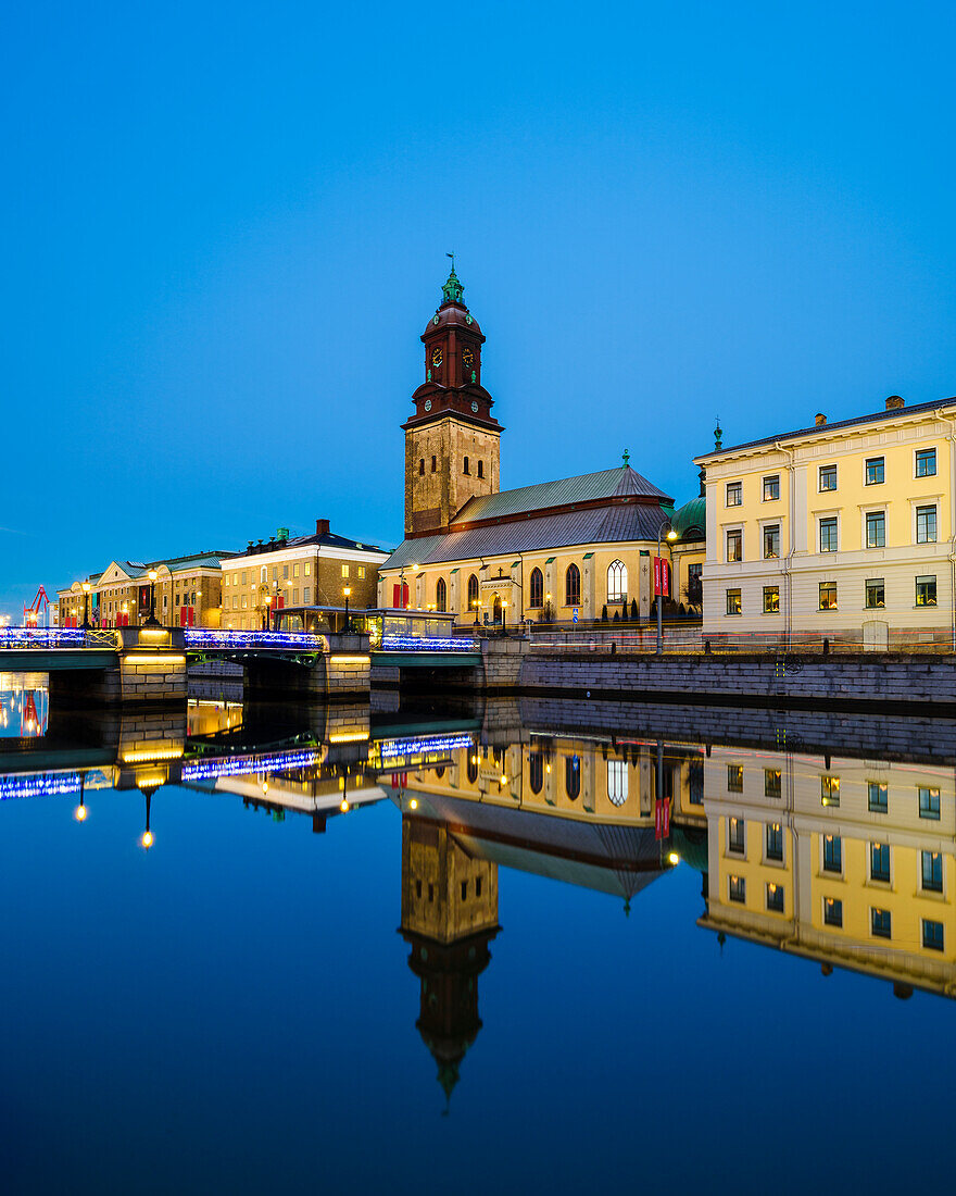 Beleuchtete Stadtgebäude am Wasser