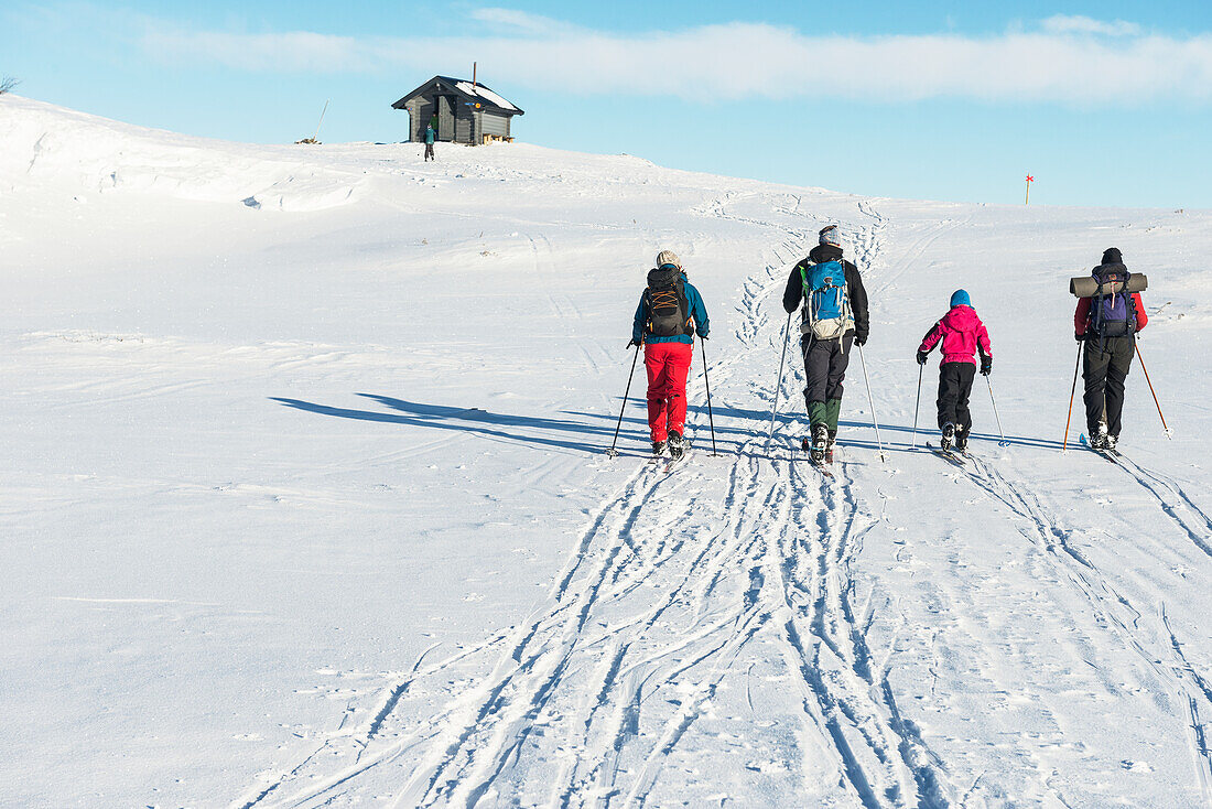 Familie beim Schneeschuhwandern in den Bergen