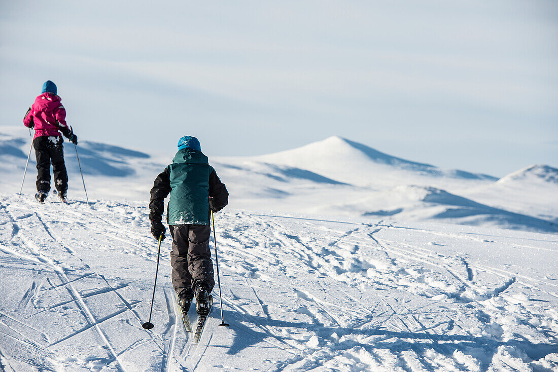 Kinder beim Schneeschuhwandern in den Bergen