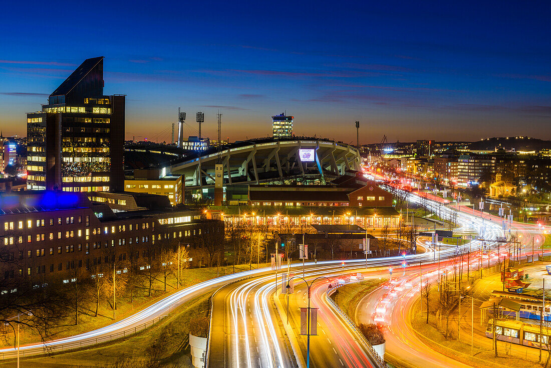 Beleuchtete Gebäude in der Abenddämmerung, Göteborg, Schweden