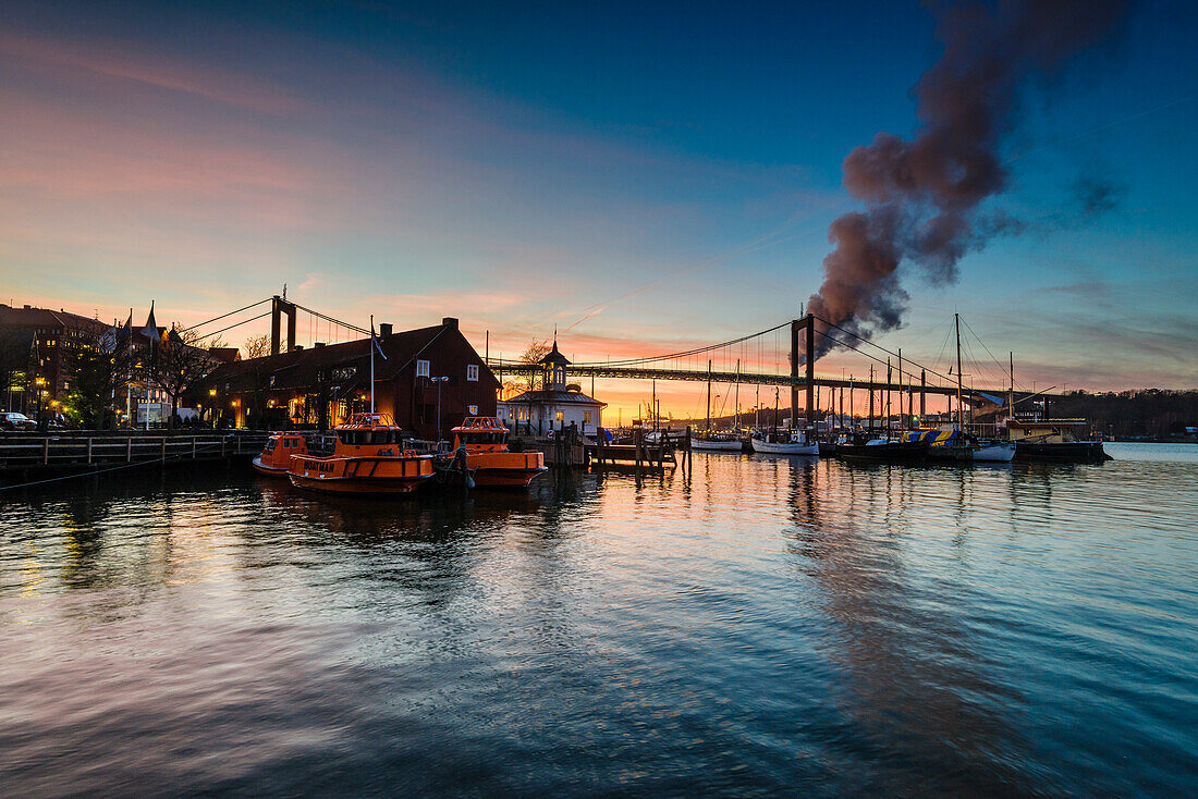 Hafen bei Sonnenuntergang mit Alvsborg-Brücke im Hintergrund, Göteborg, Schweden