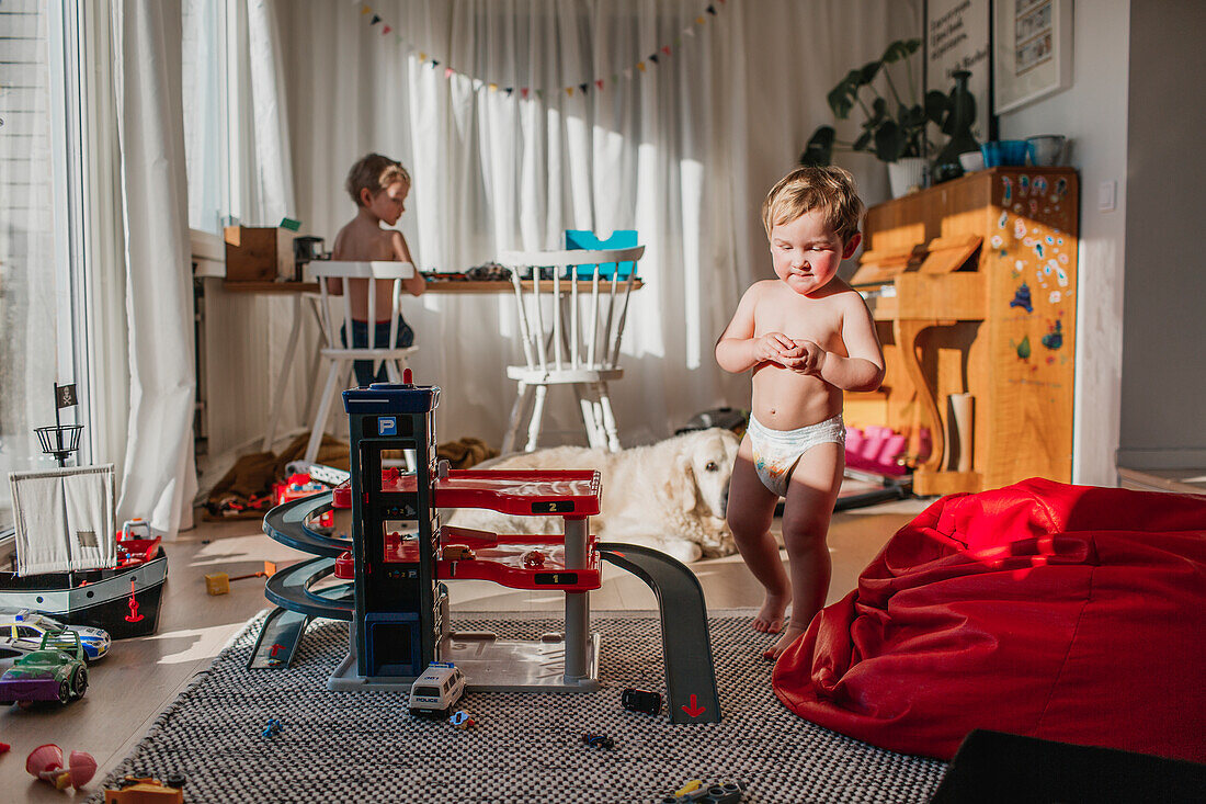 Brüder spielen im Zimmer