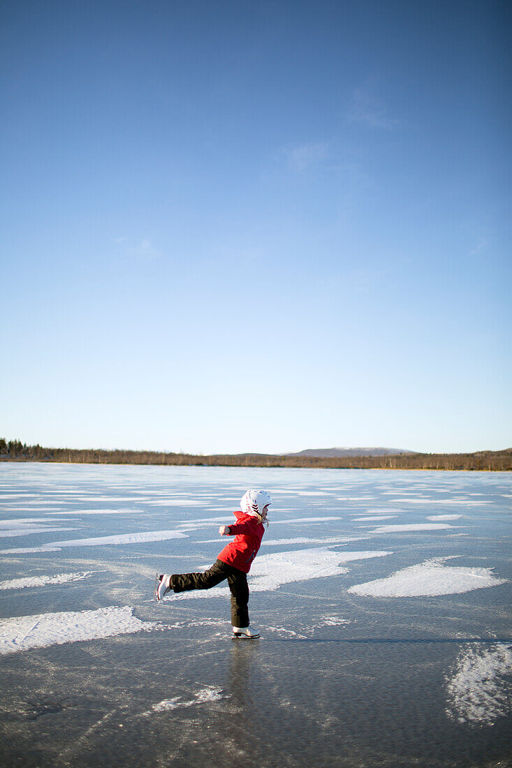 Mädchen auf zugefrorenem See