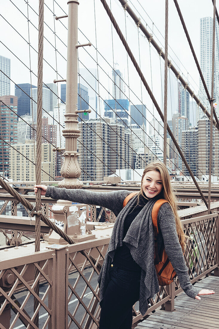 Junge Frau auf Brücke