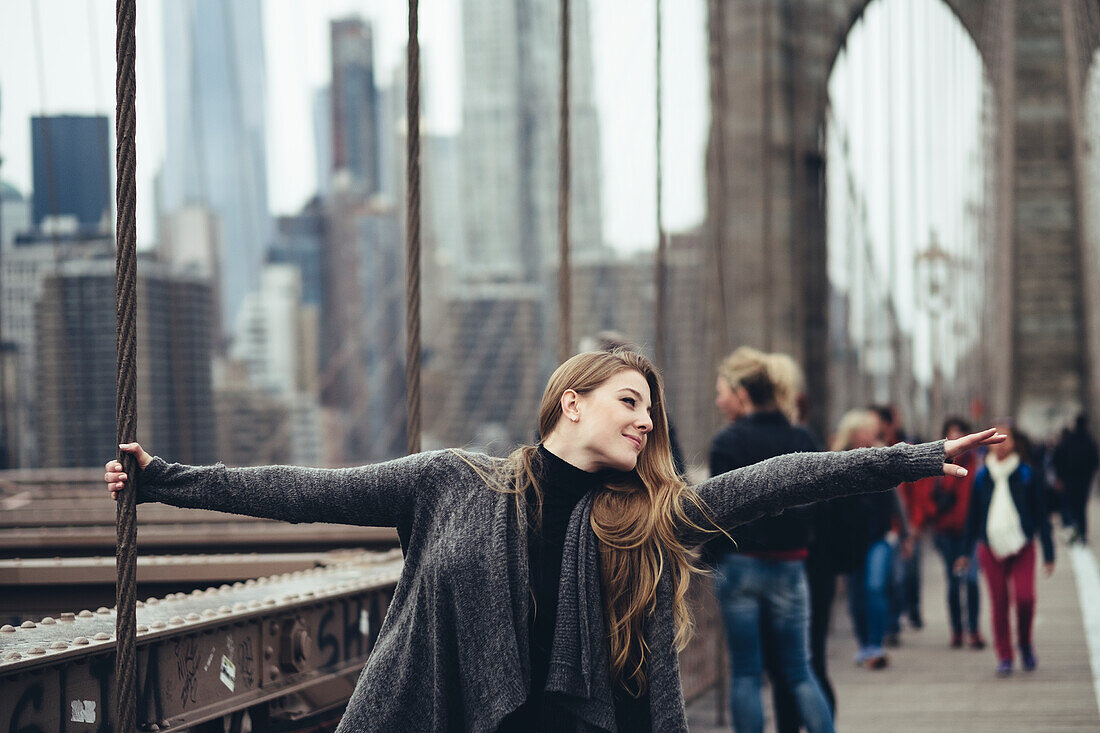 Junge Frau auf Brücke