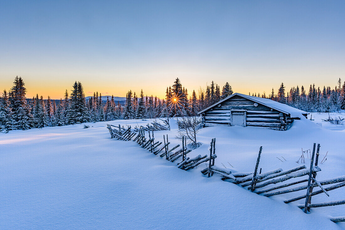 Hölzerne Scheune in Winterlandschaft