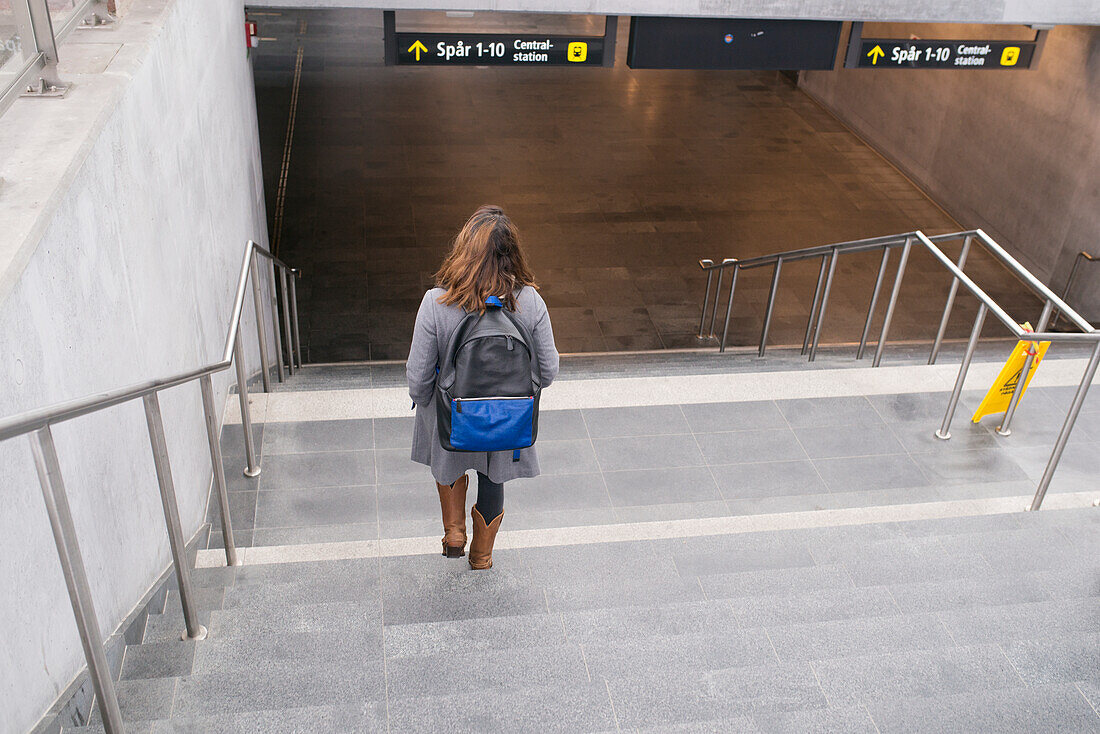 Frau geht Treppe hinunter