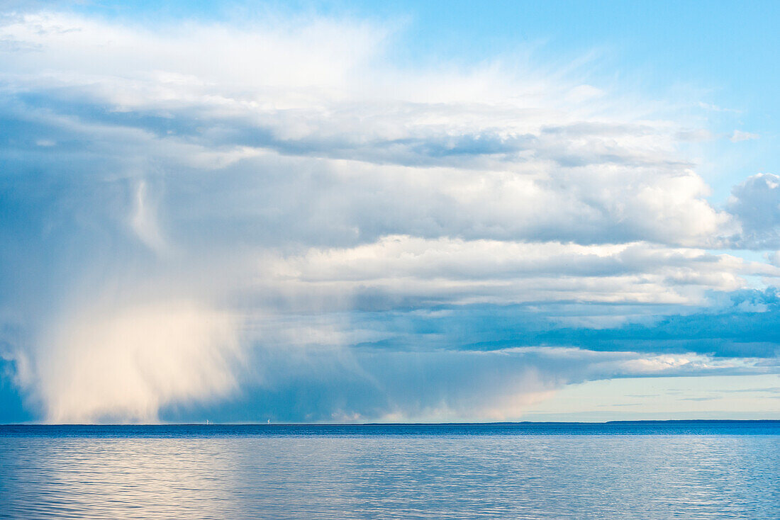 Schöne Wolken über dem Meer