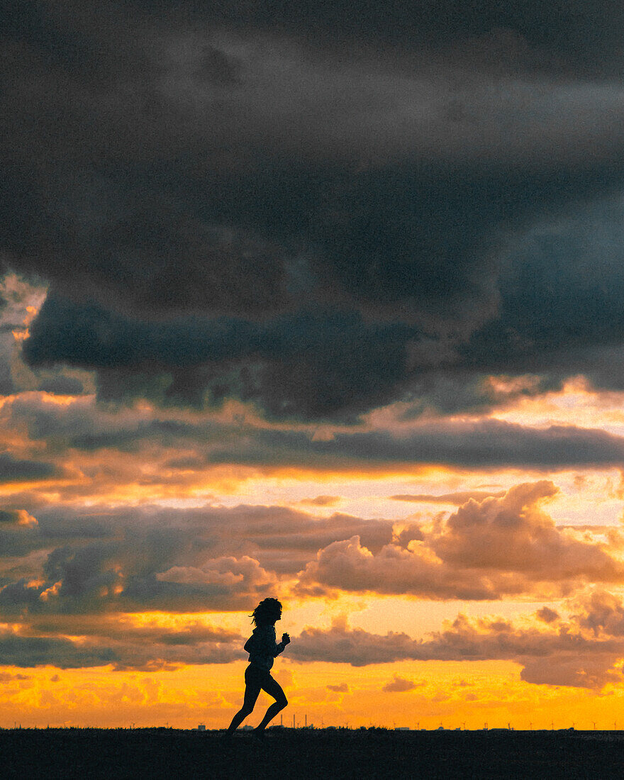 Silhouette einer Frau bei Sonnenuntergang