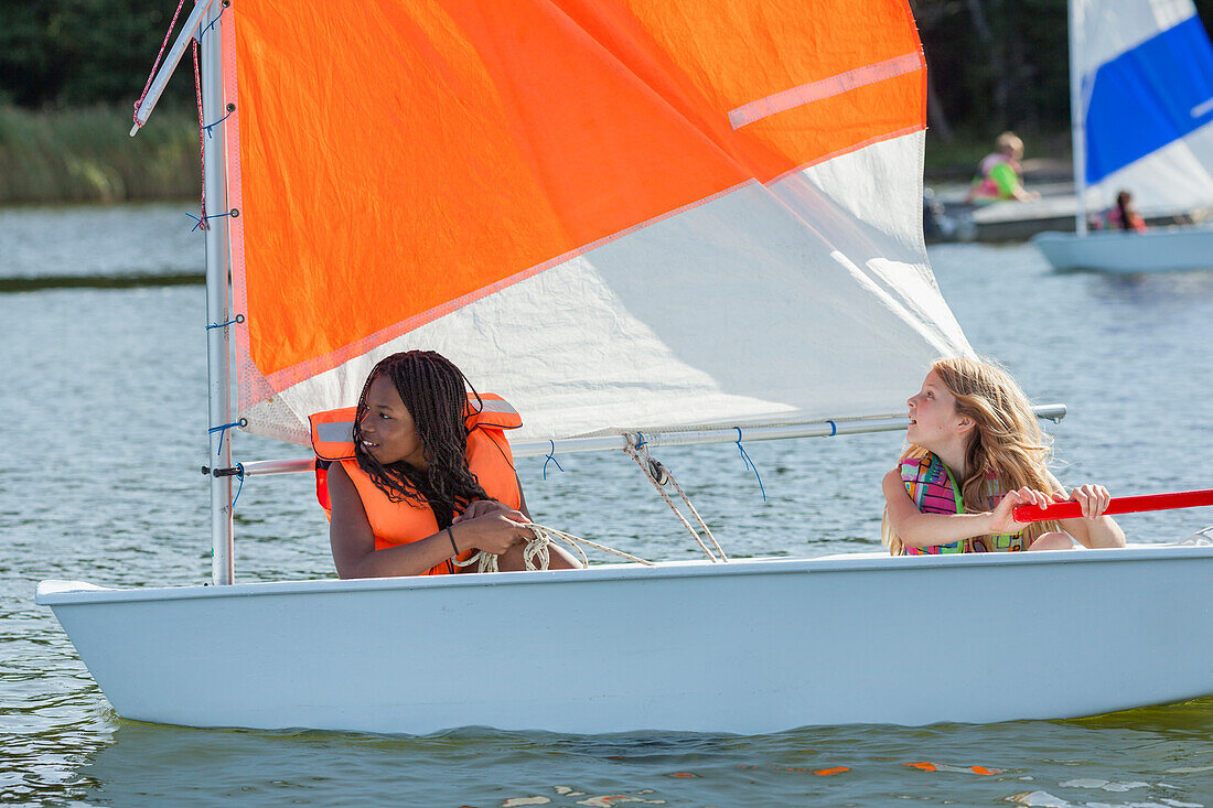 Zwei Mädchen in einem Segelboot