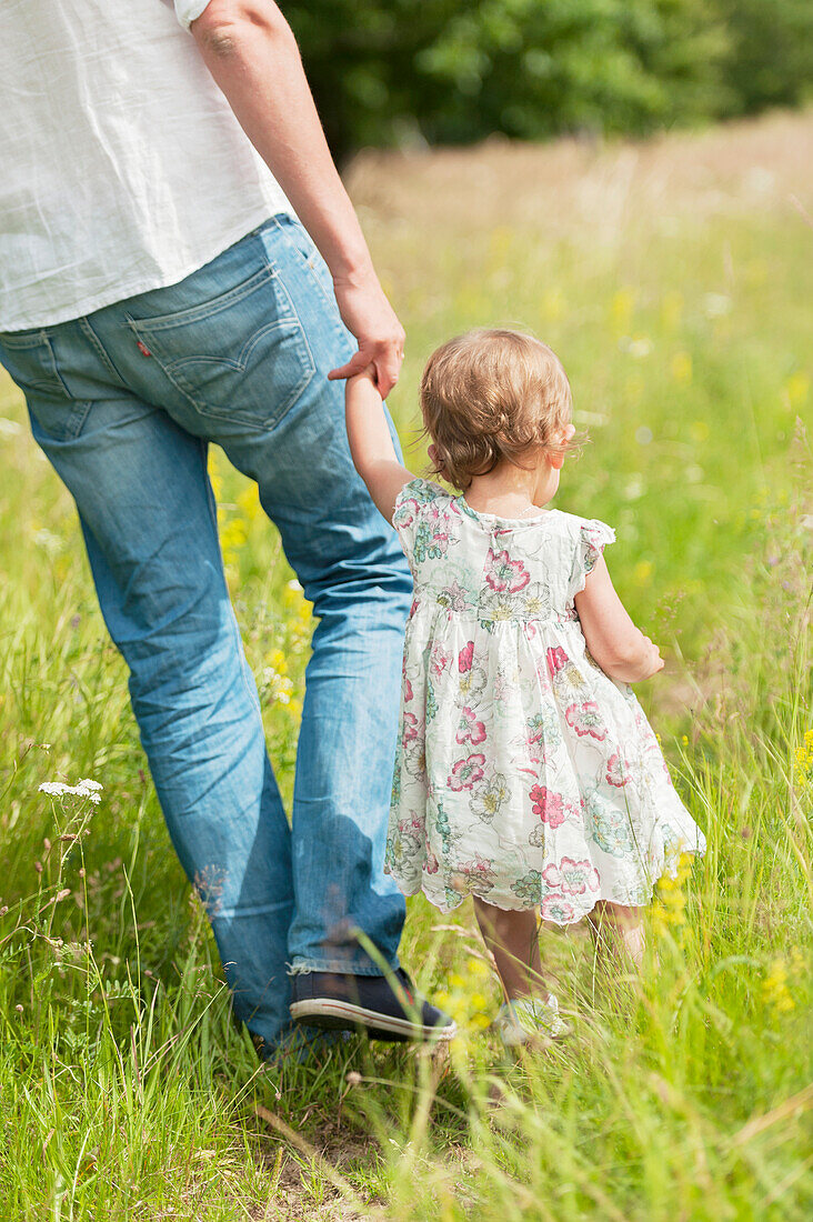 Vater geht mit Tochter spazieren