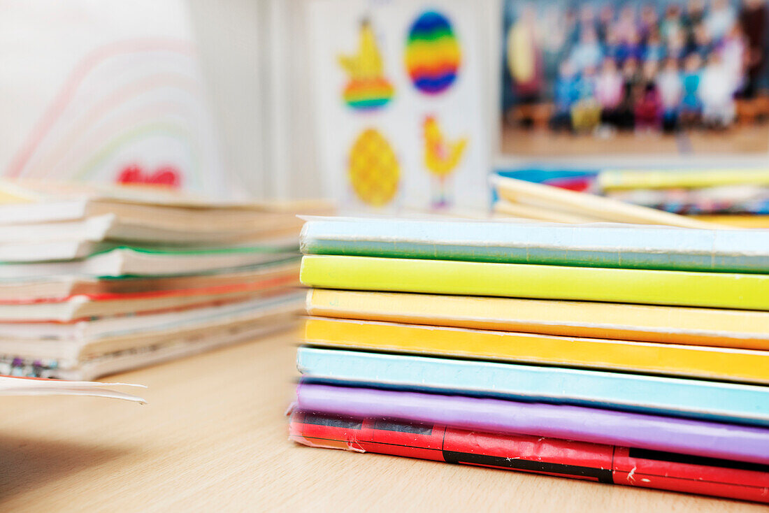 Stapel mit bunten Notizbüchern