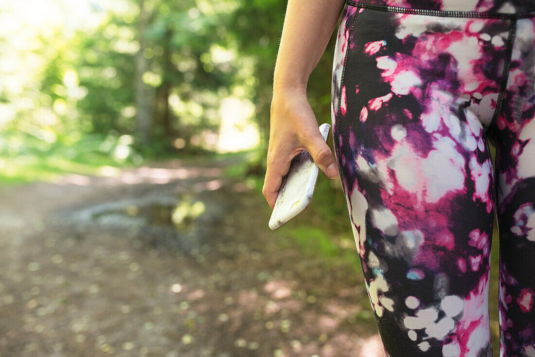 Frau mit Mobiltelefon in der Hand