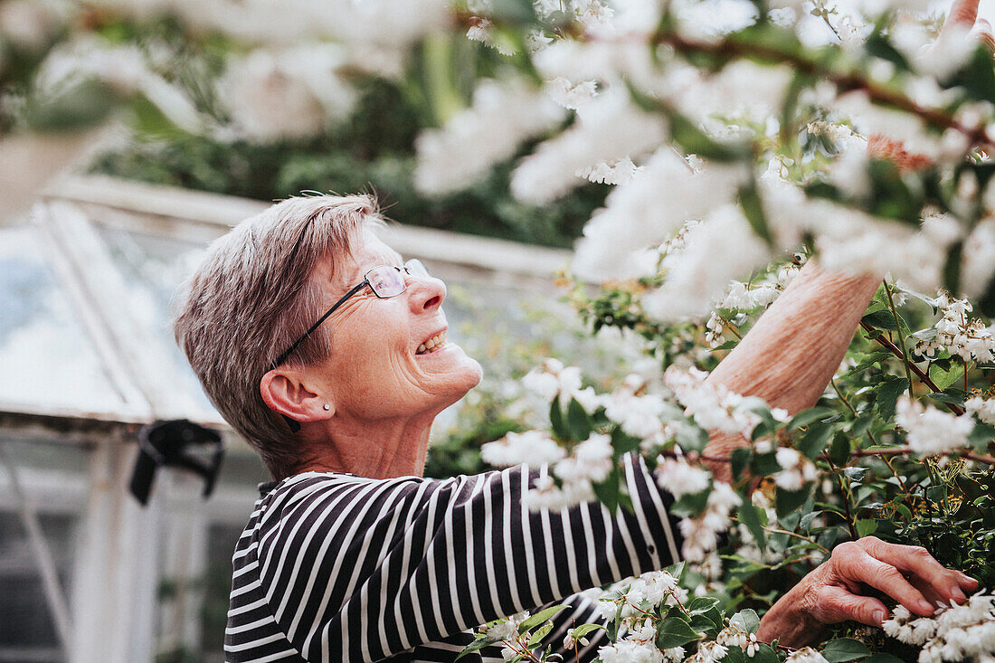 Ältere Frau im Garten