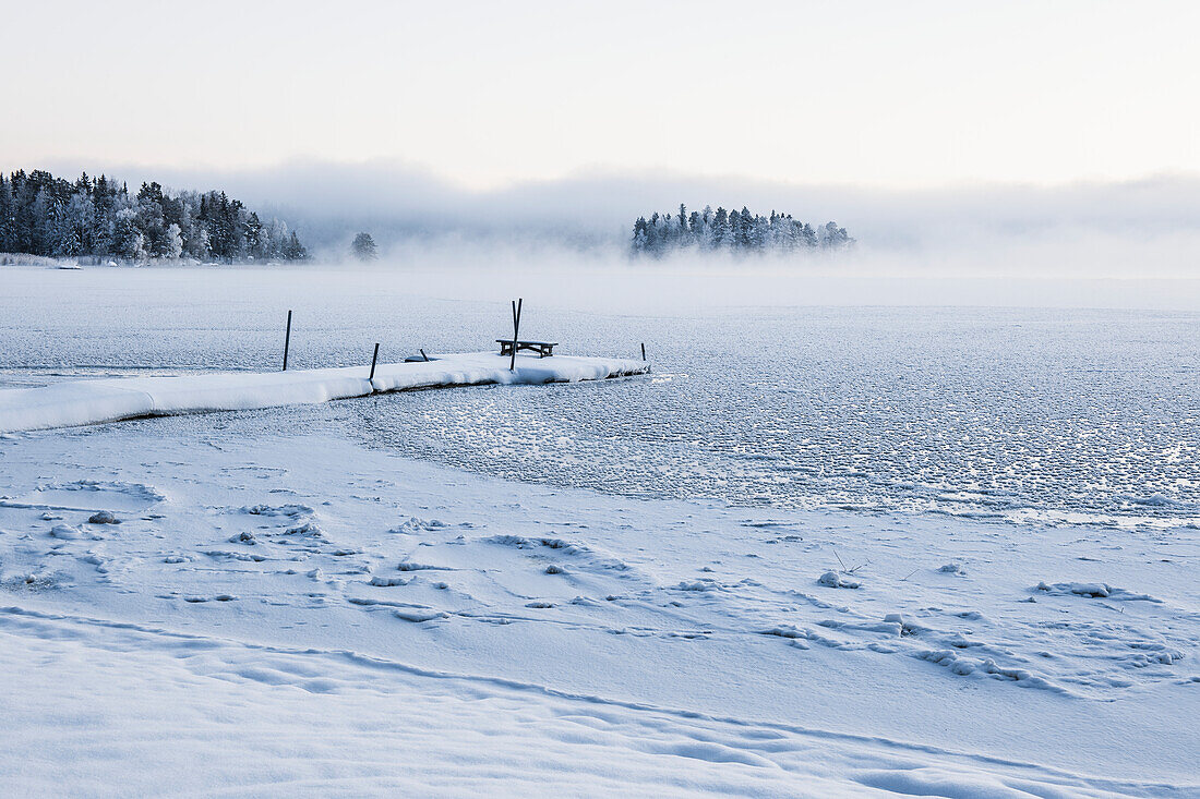 Blick auf gefrorenen See