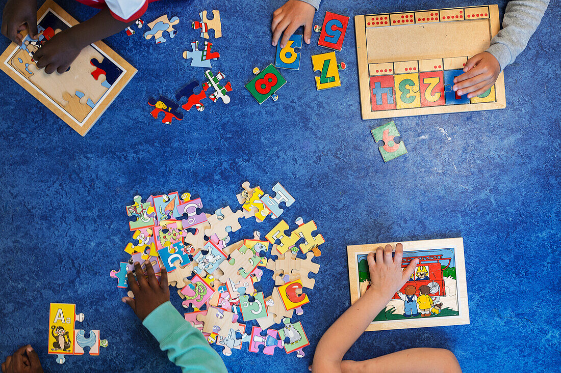 Kinder spielen