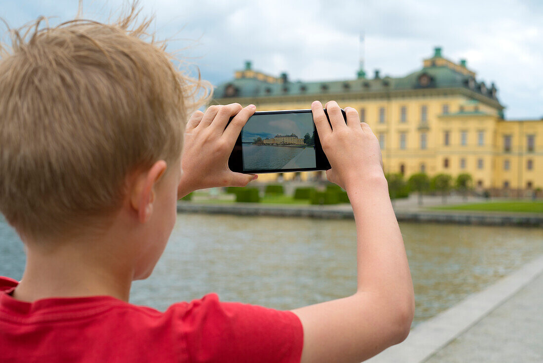 Junge fotografiert mit Mobiltelefon