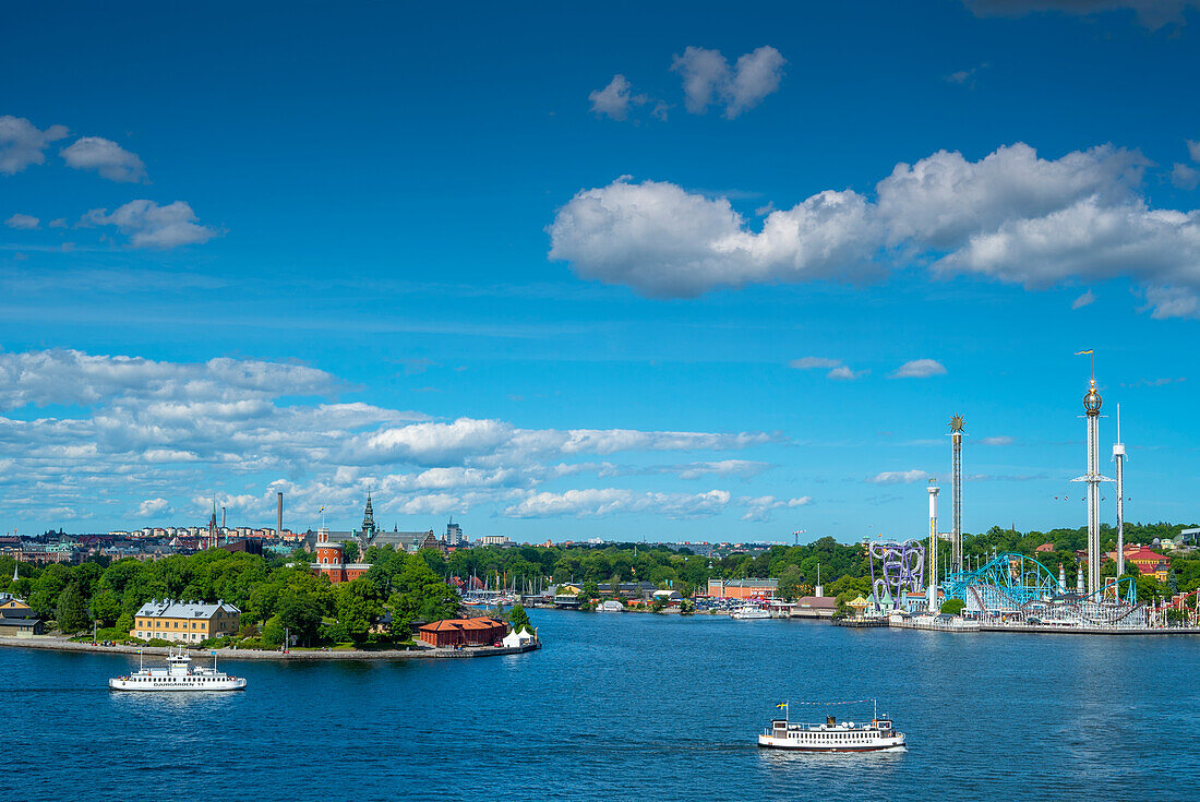 Blick auf Grona Lund am Meer, Stockholm, Schweden