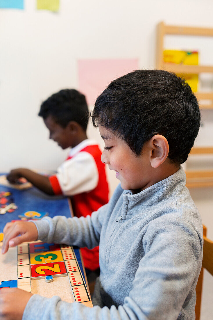 Lächelnder Junge in der Schule