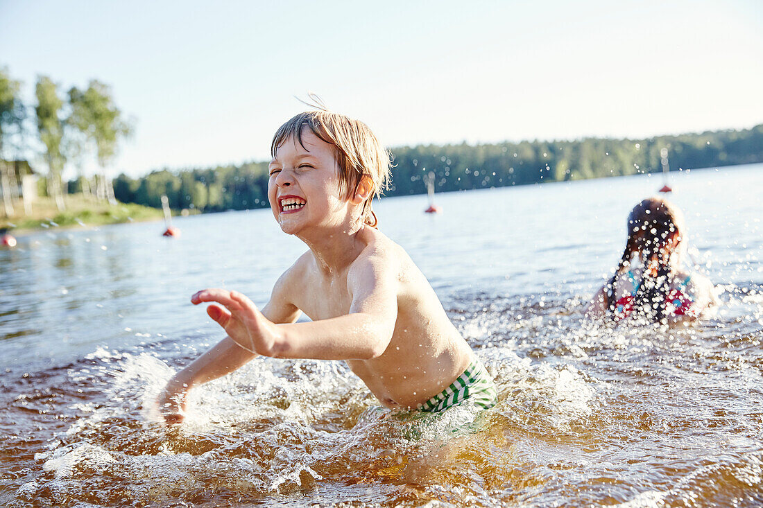 Kinder spielen im Wasser