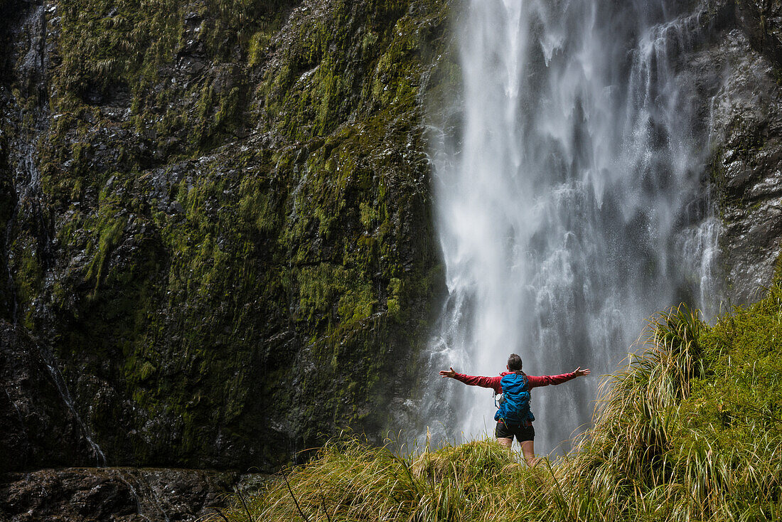 Frau vor einem Wasserfall