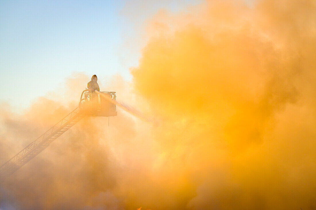 Feuerwehrmann bei der Brandbekämpfung