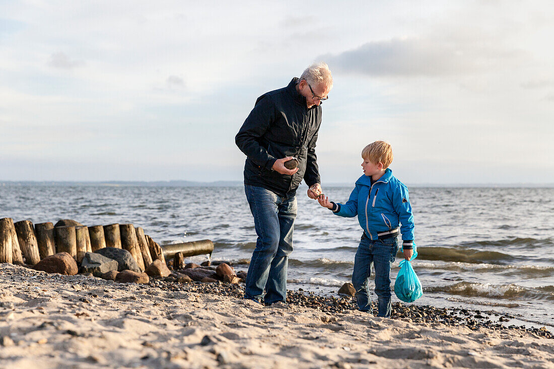 Großvater mit Enkelsohn am Strand