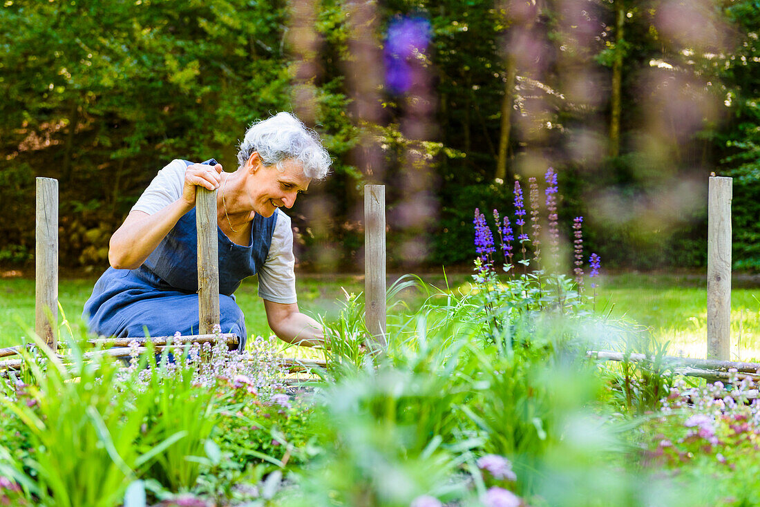 Ältere Frau bei der Gartenarbeit