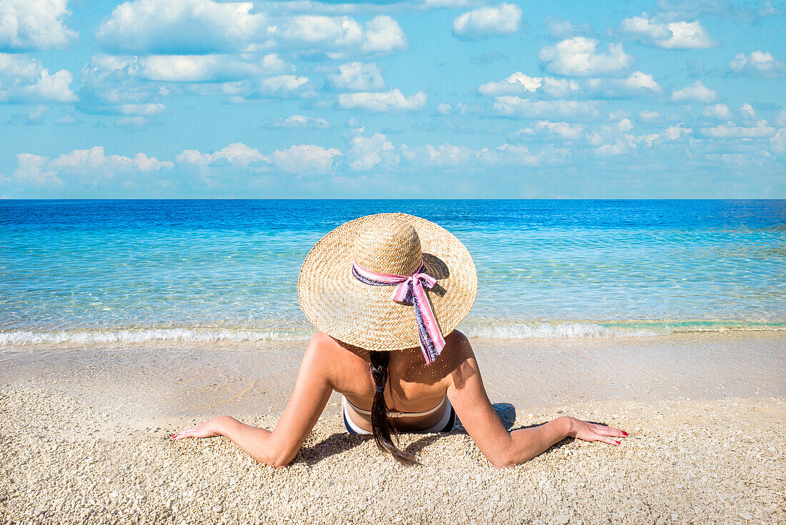 Frau entspannt am Strand