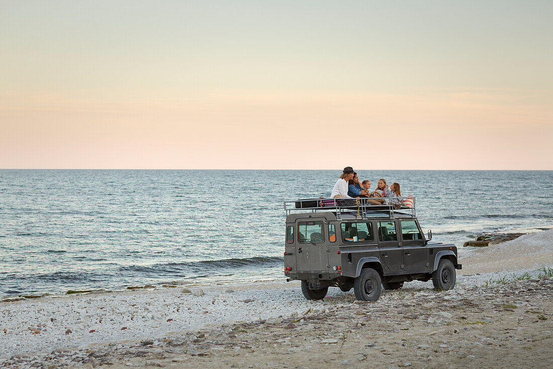 Touristen, die auf dem Dach eines Jeeps unterwegs sind