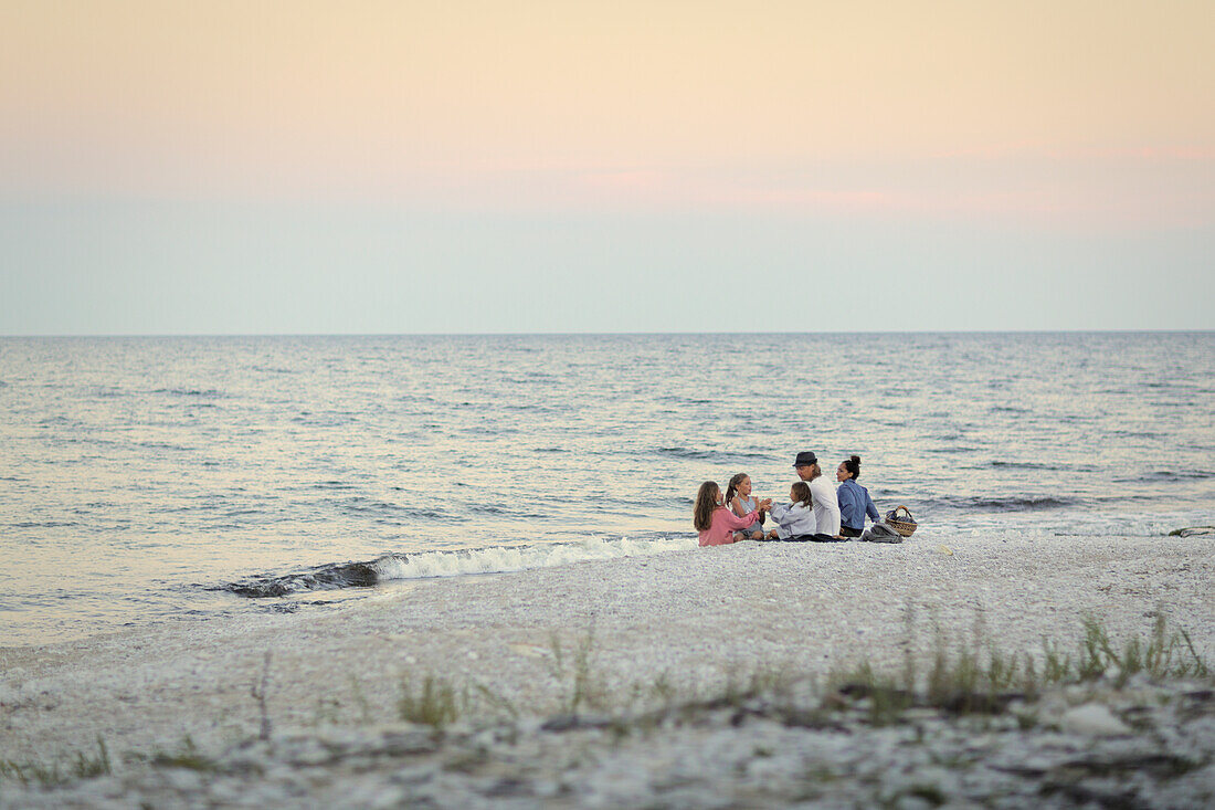 Familie spielt am Meer