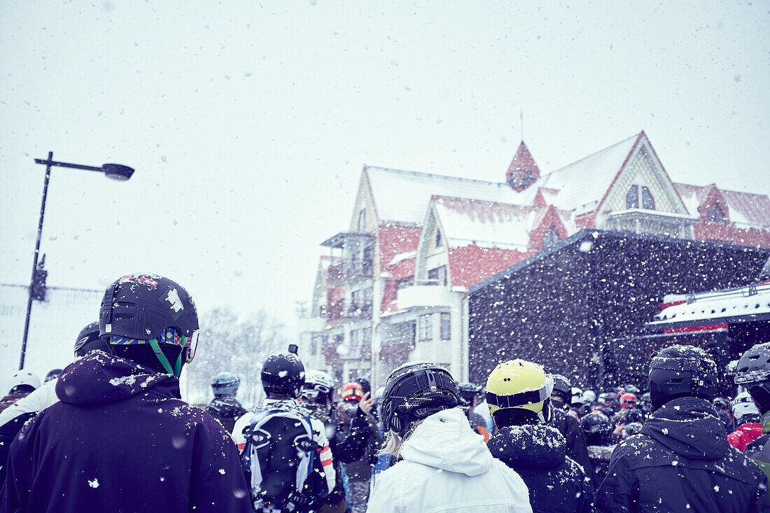 Gruppe von Touristen im Skiurlaub