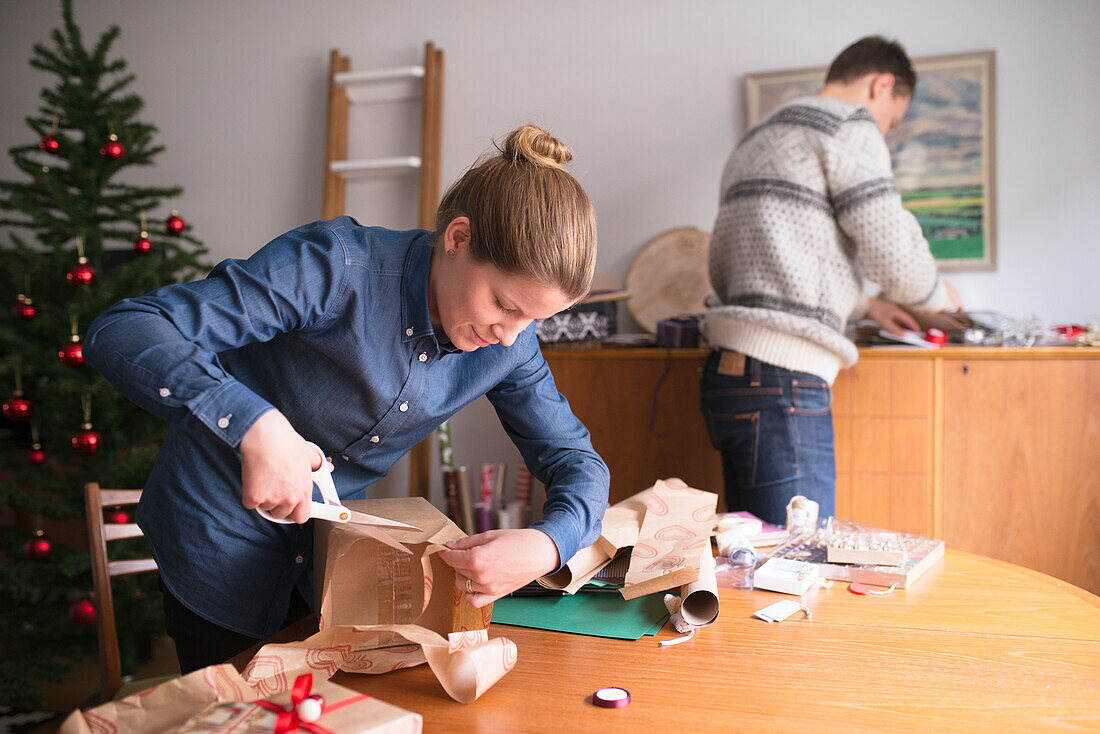 Mittleres erwachsenes Paar packt Geschenke ein