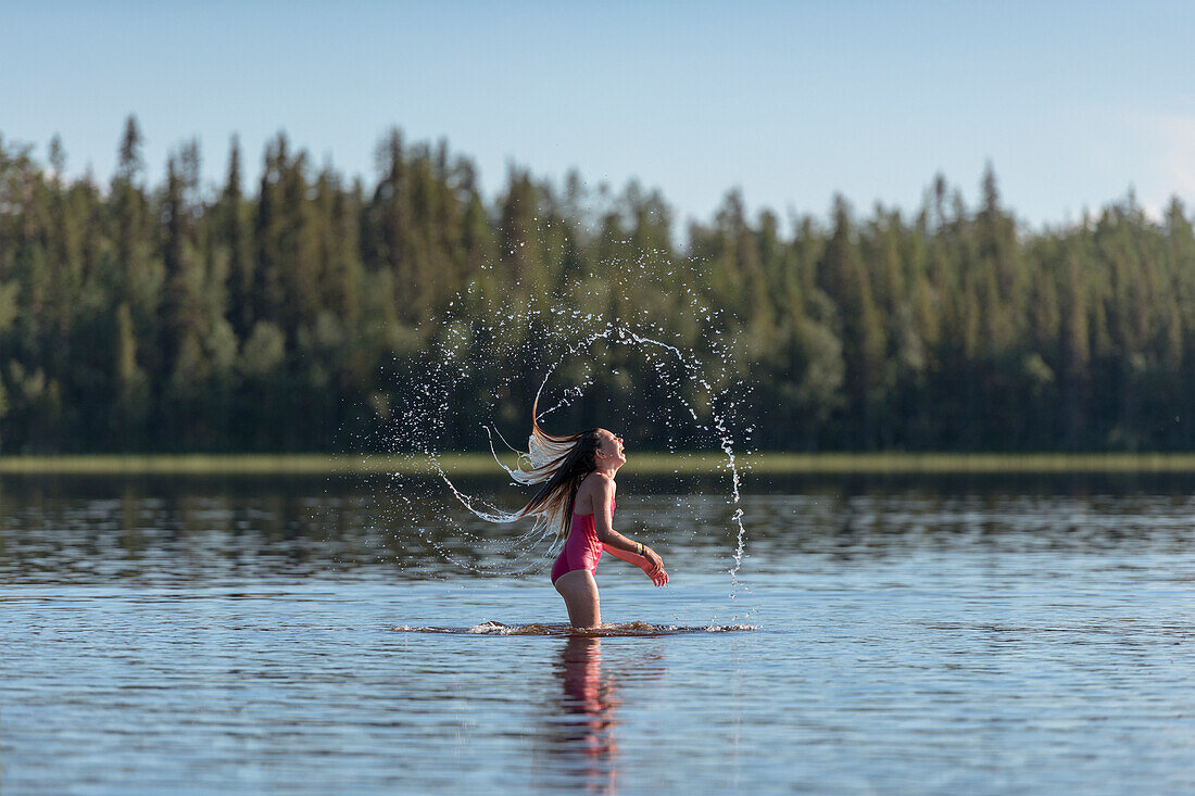 Mädchen wirft Haare in den See