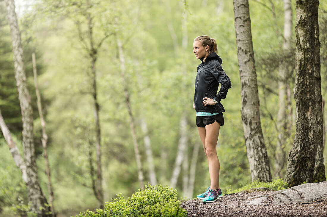 Frau stehend im Wald