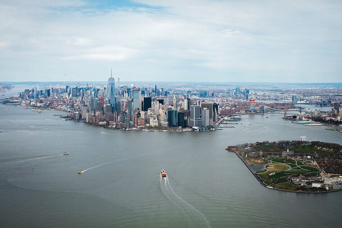 Luftaufnahme des Finanzviertels mit Fluss, Manhattan, New York City, USA