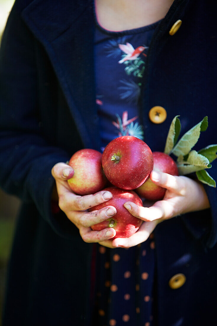 Mädchen mit Äpfeln