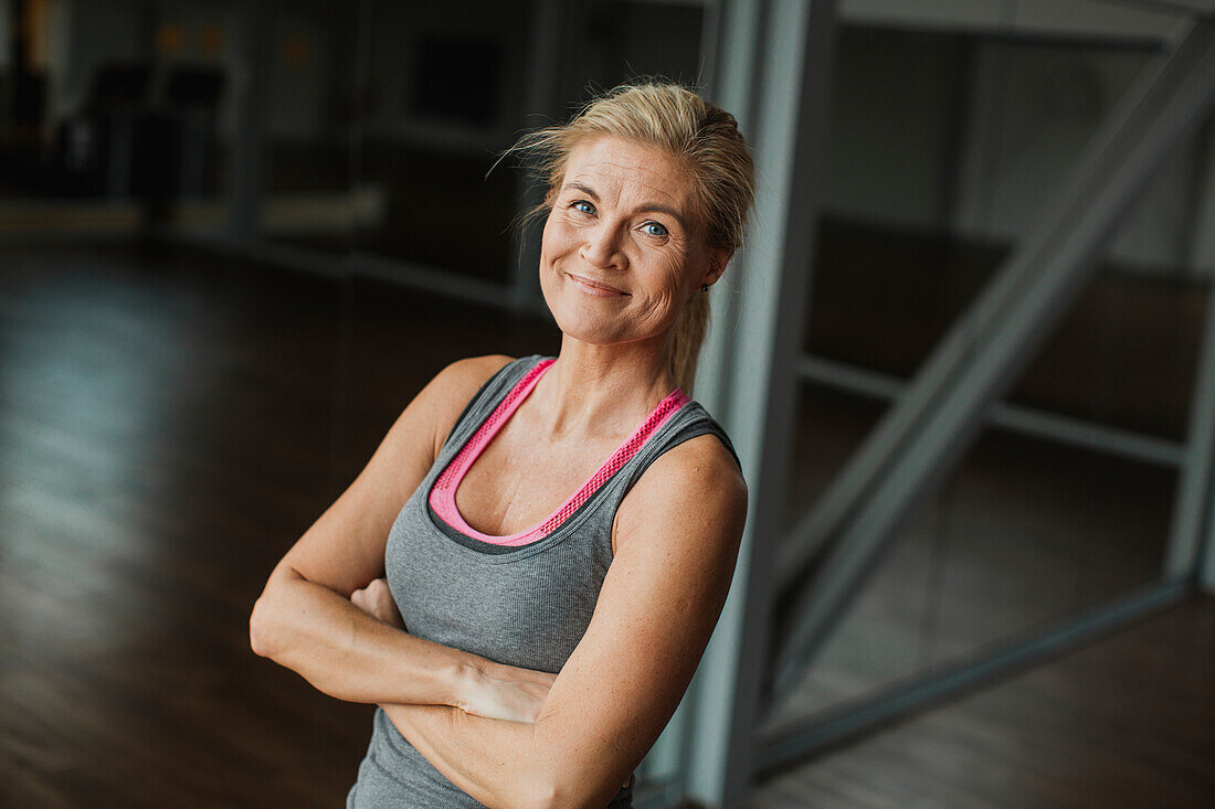 Porträt einer lächelnden reifen Frau im Fitnessstudio