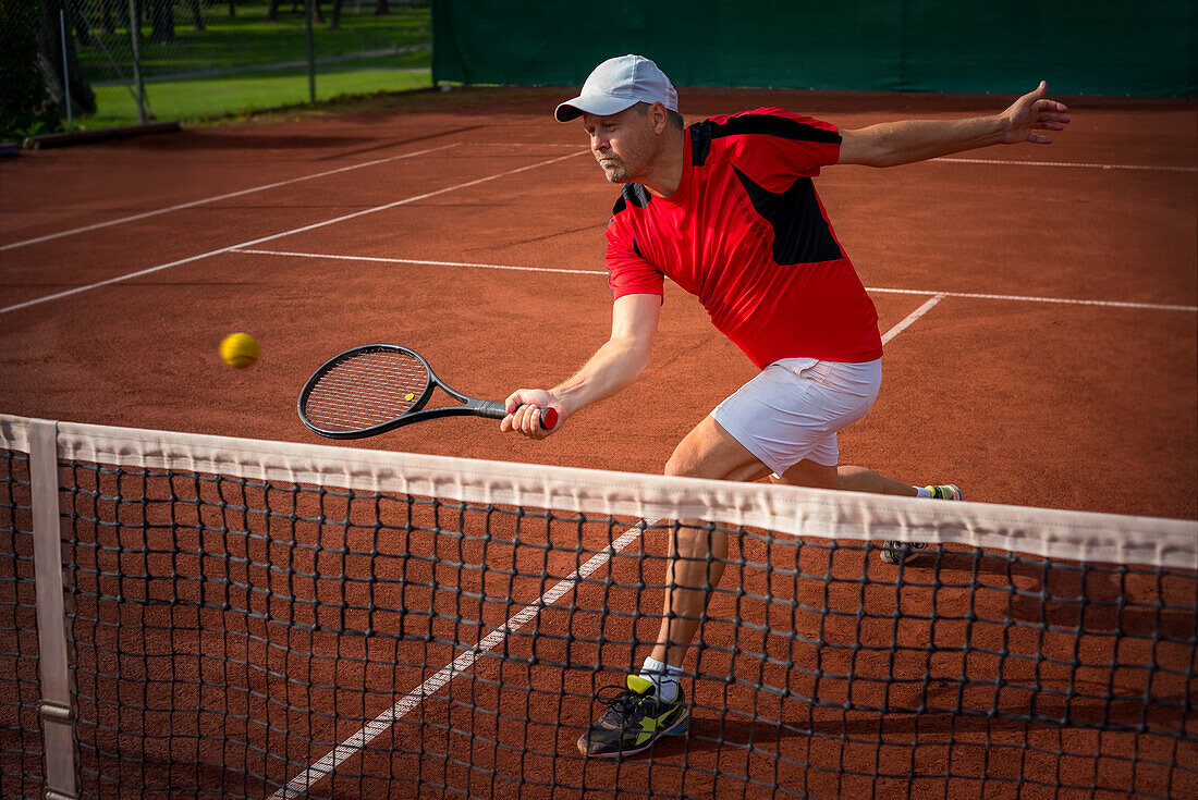 Mann spielt Tennis