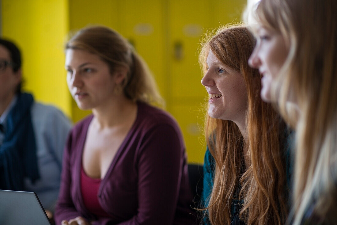 Frauen bei Geschäftsbesprechung