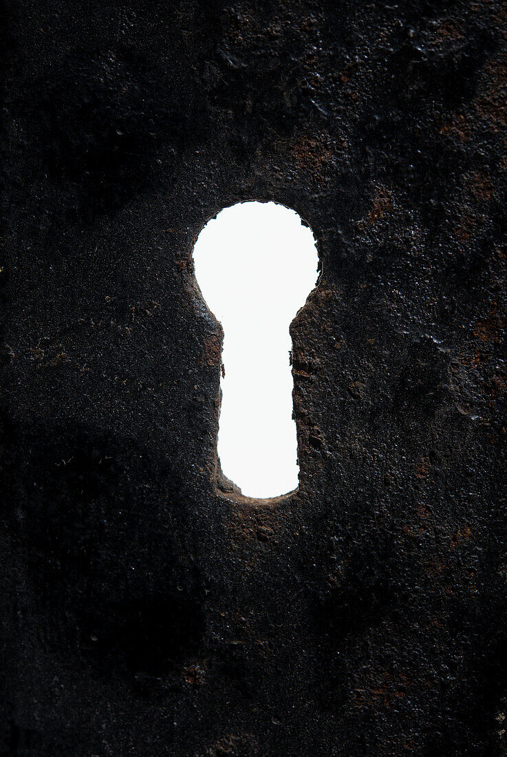 Schlüsselloch vor weißem Hintergrund
