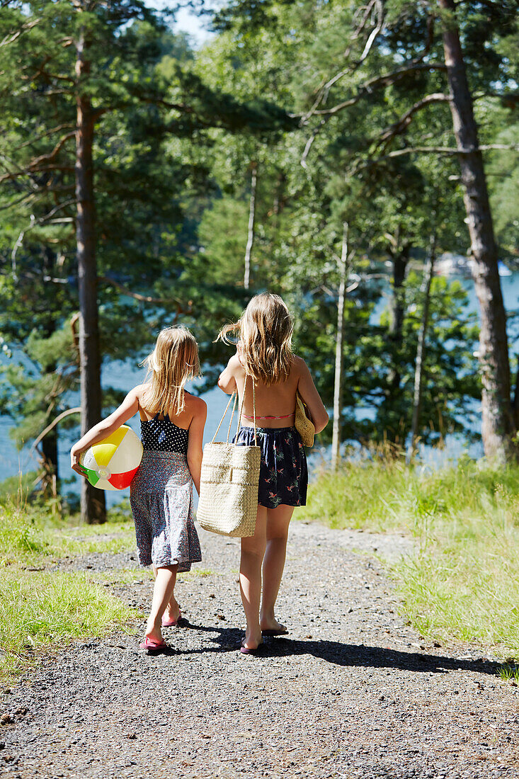 Zwei Mädchen gehen zum See