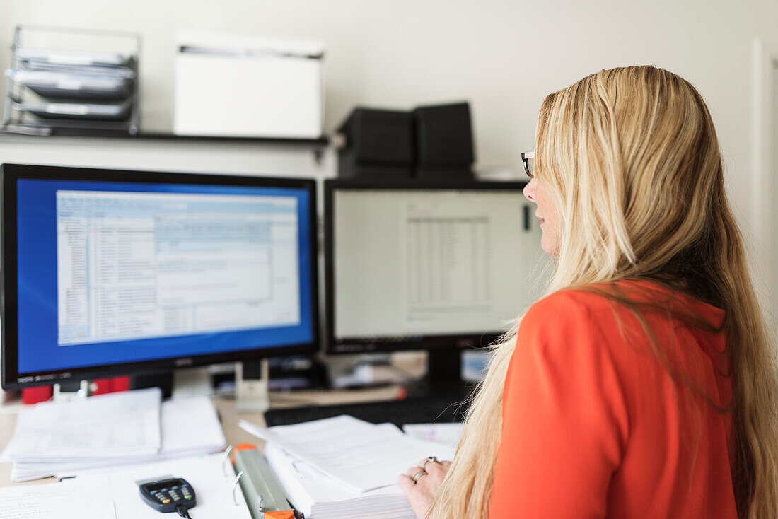 Blonde Frau arbeitet im Büro