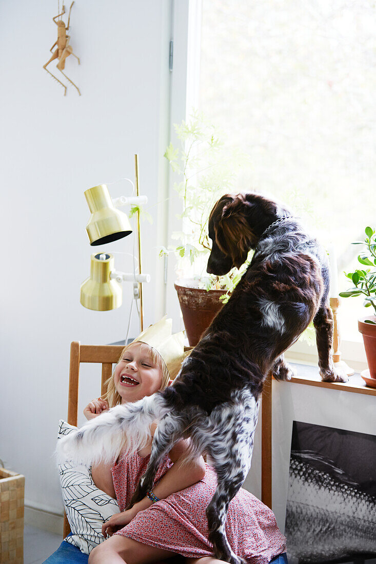 Mädchen spielt mit Hund