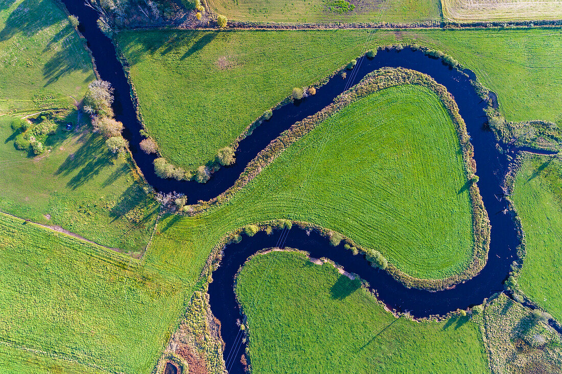 Ländliche Landschaft mit gewundenem Fluss