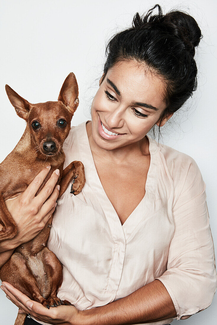 Lächelnde Frau mit Hund