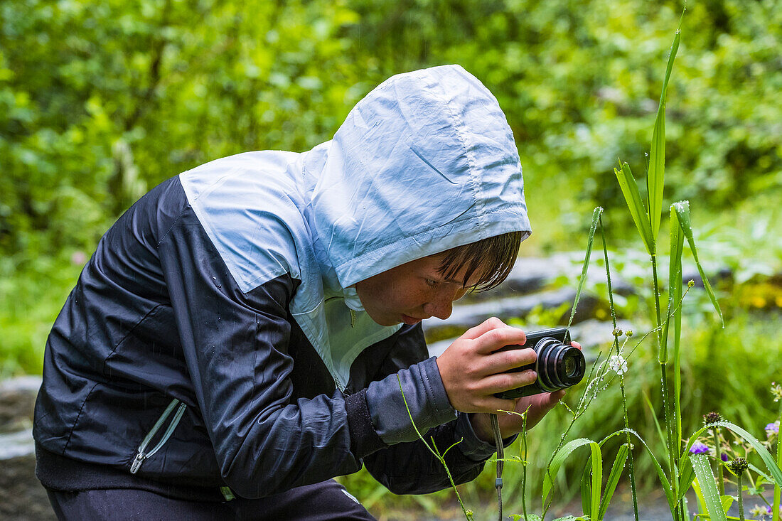 Junge fotografiert Pflanzen