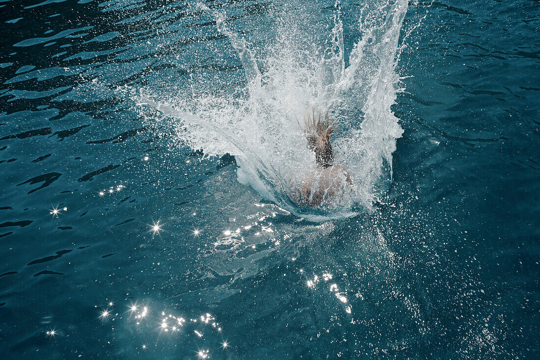 Frau springt ins Wasser