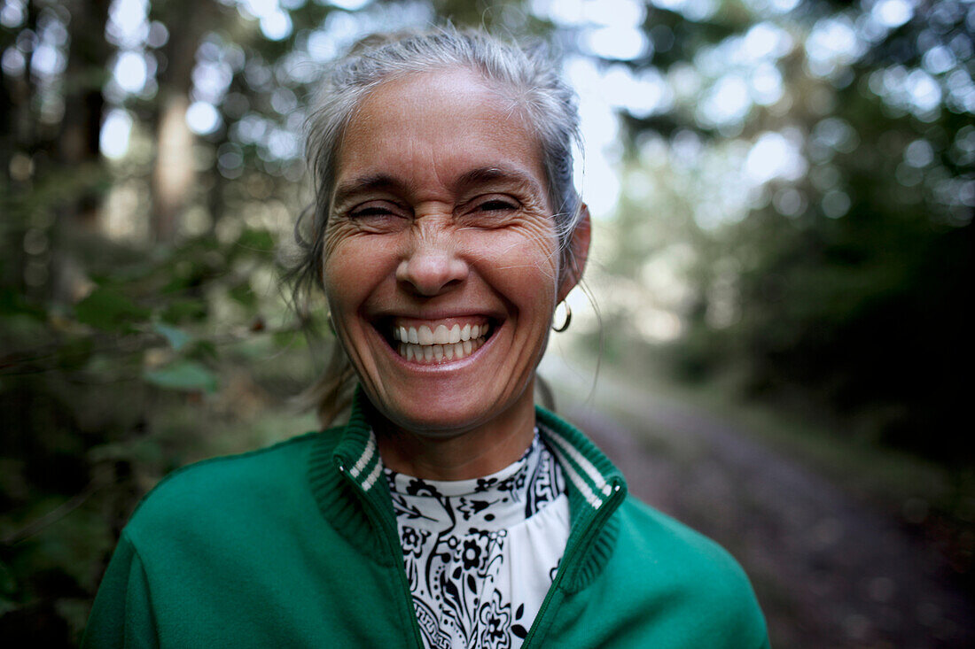 Porträt einer lachenden reifen Frau