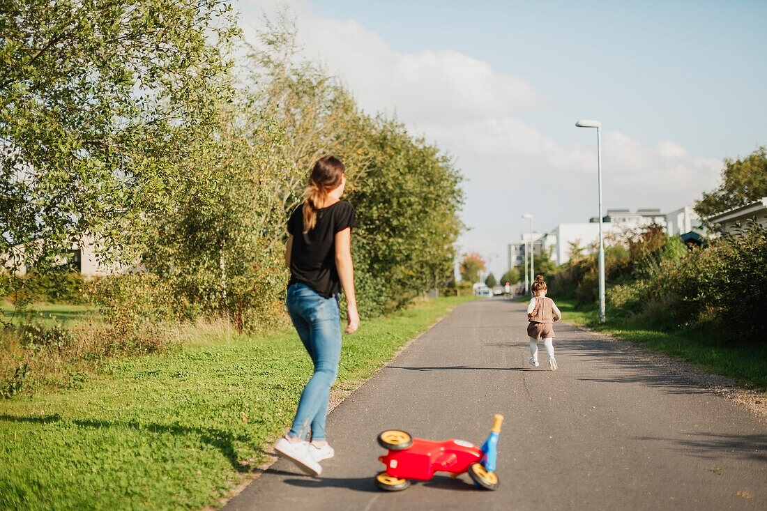 Mother with daugther on bicycle